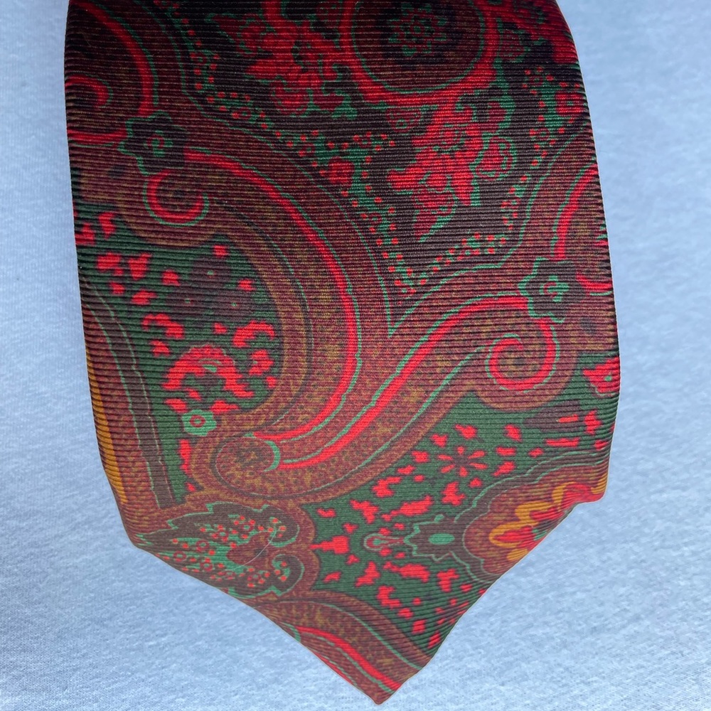 Brooks Brothers Makers All Silk Floral Hand Made Tie Designer 3 1/2in W 59in L
